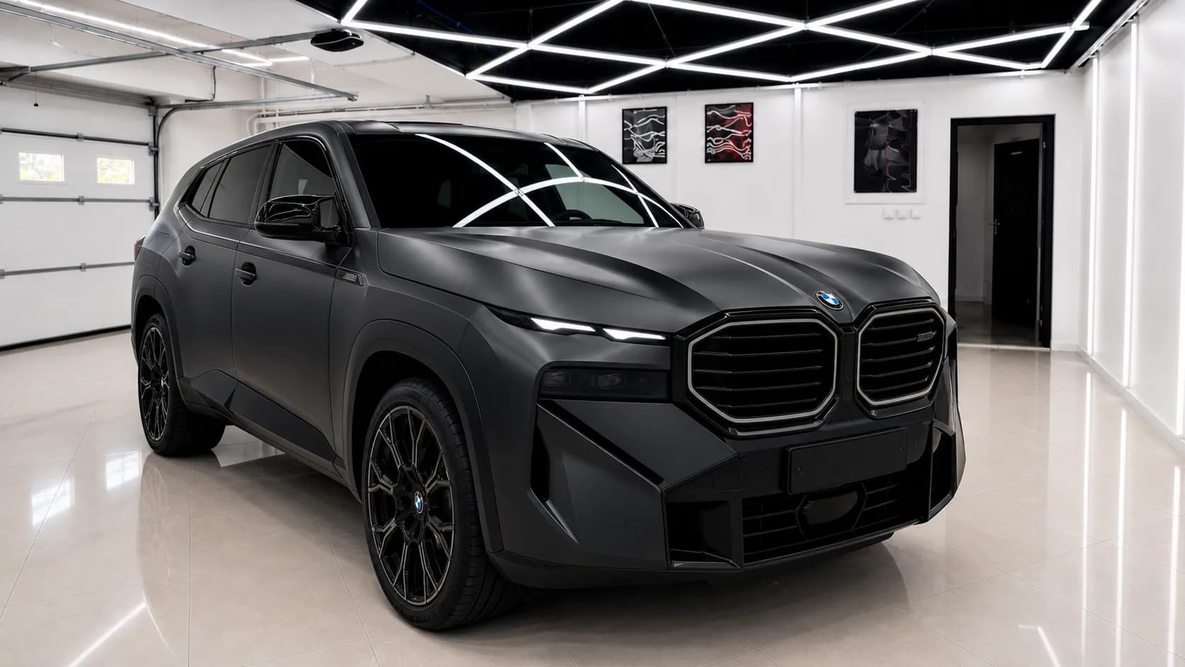 После: BMW XM после оклейки в черную матовую пленку