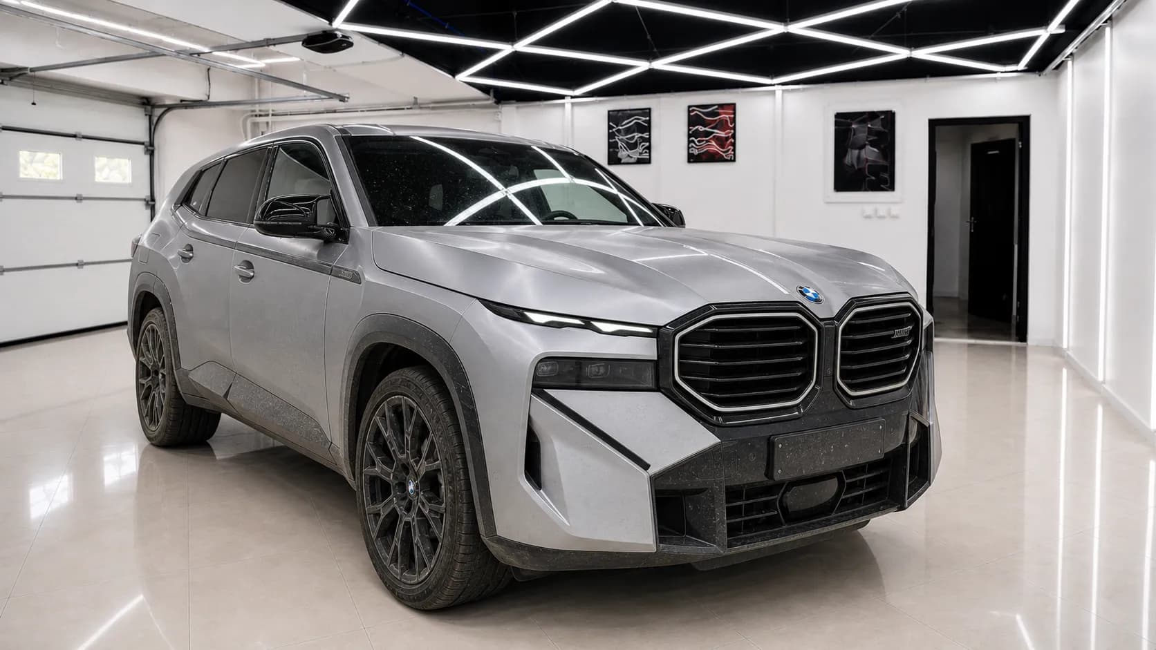 До: BMW XM после оклейки в черную матовую пленку
